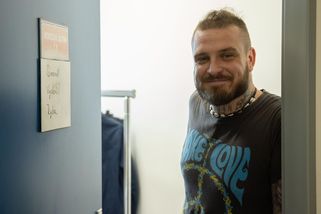 Kuba Ryba slaví 42. narozeniny. Po drogách a panických atakách změnil svůj život, teď ostře kritizuje mlčící umělce